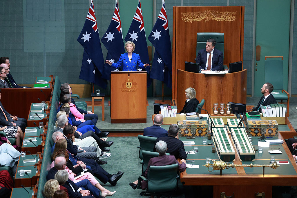 Председателят на ЕК предупреди за заливането на световните пазари с китайски стоки и призова за съвместни действия 2 Президентът на Европейската комисия Урсула фон дер Лайен се обръща към членовете и сенаторите по време на съвместно заседание на Камарата на представителите в сградата на парламента в Канбера, Австралия, на 24 март 2026 г. (David Gray/AFP via Getty Images)