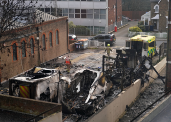 Британската полиция разследва връзка между иранския режим и палежа на линейки, собственост на еврейската общност 1 Британската полиция разследва възможна връзка с иранския режим след палеж на еврейски линейки
