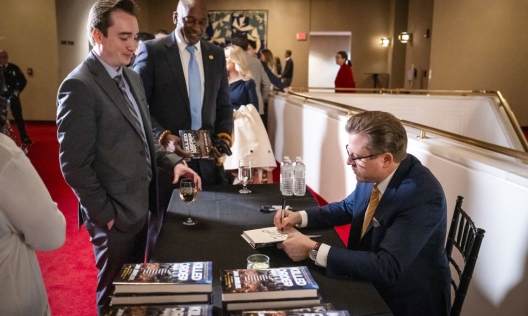 Книгата на главния редактор на Epoch Times се нареди сред бестселърите на New York Times