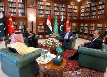 Пакистан предлага да бъде домакин на преговори между САЩ и Иран, докато Иран предупреждава срещу сухопътна инвазия на САЩ 3 Разговорите между регионалните външни министри на външните министри на Пакистан, Саудитска Арабия, Турция и Египет на 29 март 2026 г., на които външният министър на Пакистан Исхак Дар заяви, че са обсъдили възможни начини за постигане на бърз и траен край на войната в региона, както и потенциални преговори между САЩ и Иран в Исламабад.