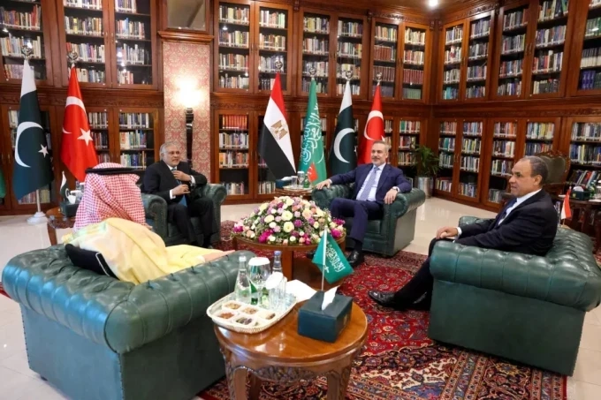 Пакистан предлага да бъде домакин на преговори между САЩ и Иран, докато Иран предупреждава срещу сухопътна инвазия на САЩ 1 Пакистан предлага да бъде домакин на преговори между САЩ и Иран, докато Иран предупреждава срещу сухопътна инвазия на САЩ