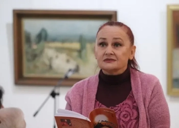 Иглика Пеева: Всеки фестивал е предизвикателство и шанс 9 Иглика Пенева в Русенската художествена галерия на представянето на единайсетата си стихосбирка „Завръщане в Итака“, 2021 г. (Снимка: Областна администрация - Русе)