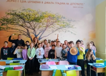 Новият роман „Прасюги и свинюги – един заб(р)авен мит“ развълнува учениците на 19 СУ „Елин Пелин” 5 Натали Шарве и Симеон Танчев, авторите на новия детски роман „Прасюги и свинюги – един заб(р)авен мит“ с ученици от 19 СУ „Елин Пелин”