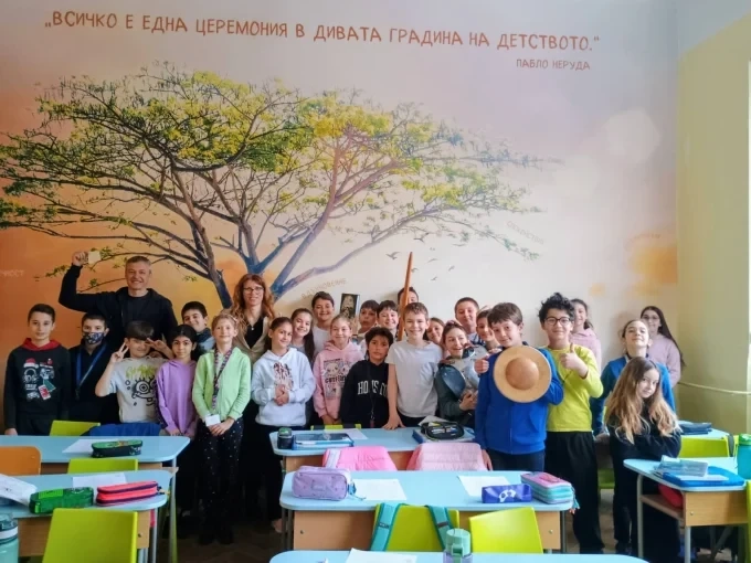 Новият роман „Прасюги и свинюги – един заб(р)авен мит“ развълнува учениците на 19 СУ „Елин Пелин” 1 Новият роман „Прасюги и свинюги – един заб(р)авен мит“ развълнува учениците на 19 СУ „Елин Пелин”