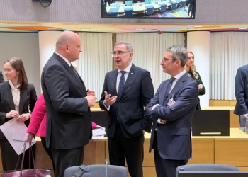 Министър Трайков: Геополитическата нестабилност изисква още по-координирани усилия на ЕС за инфраструктурна свързаност, сигурно снабдяване и достъпни цени за потребителите 3 Служебният министър на енергетиката Трайчо Трайков (вдясно) все участие в заседание на Съвета на Европейския съюз „Транспорт, телекомуникации и енергетика“, част "Енергетика" в Брюксел. (https://www.me.government.bg/)