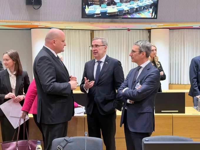 Министър Трайков: Геополитическата нестабилност изисква още по-координирани усилия на ЕС за инфраструктурна свързаност, сигурно снабдяване и достъпни цени за потребителите 8 Служебният министър Трайчо Трайков (вдясно) по време на заседание на Съвета на Европейския съюз „Транспорт, телекомуникации и енергетика“ в Брюксел.
(https://www.me.government.bg/)