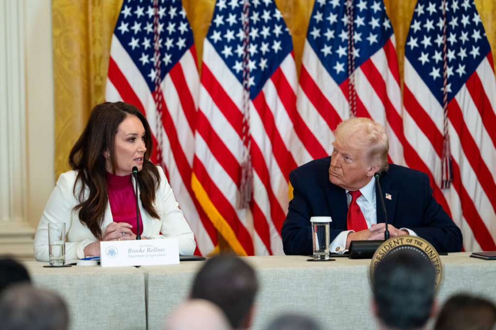 ООН предупреди, че блокирането на Ормузкия проток може да предизвика продоволствена криза заради спирането на доставките на торове 2 Министърът на земеделието Брук Ролинс и президентът Доналд Тръмп по време на кръгла маса в Източната зала на Белия дом на 16 януари 2026 г. (Мадалина Килрой/The Epoch Times)