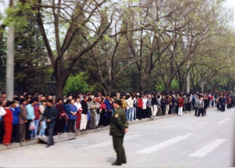 25 април 1999 г.: Защо това има значение за Запада