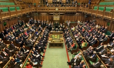 Членове на британския парламент осъдиха шантажа и заплахите на Китайската комунистическа партия срещу „Шен Юн“