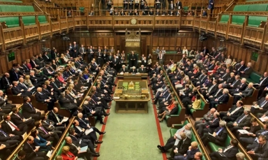 Членове на британския парламент осъдиха шантажа и заплахите на Китайската комунистическа партия срещу „Шен Юн“