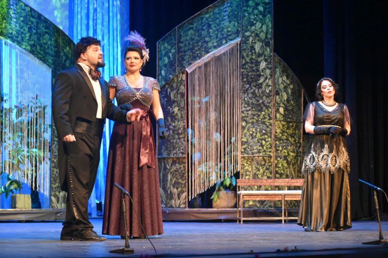 „Царицата на чардаша“ – пищно представление днес в Бургас 2 b420bf7f-e9ff-42f4-b906-7bc65b86de2b.jpg