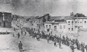 Памет: Първият геноцид в историята 1 Арменско цивилно население, ескортирано от въоръжени османски войници през град Харпут (днес Елязъг), към затвора в Мезире, април 1915 г.