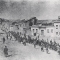 Памет: Първият геноцид в историята 19 Арменско цивилно население, ескортирано от въоръжени османски войници през град Харпут (днес Елязъг), към затвора в Мезире, април 1915 г.