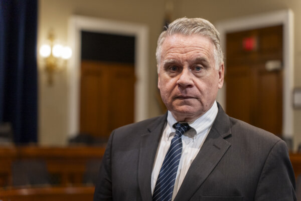 Американски законодатели изразиха подкрепа за Фалун Гонг по случай 27-ата годишнина от мирния апел в Пекин 2 Конгресменът Крис Смит (R-N.J.), председател на Конгресно-изпълнителната комисия за Китай, след изслушване относно практиката на Китайската комунистическа партия за принудително отнемане на органи, във Вашингтон на 20 март 2024 г. (Йорк Ду/The Epoch Times)