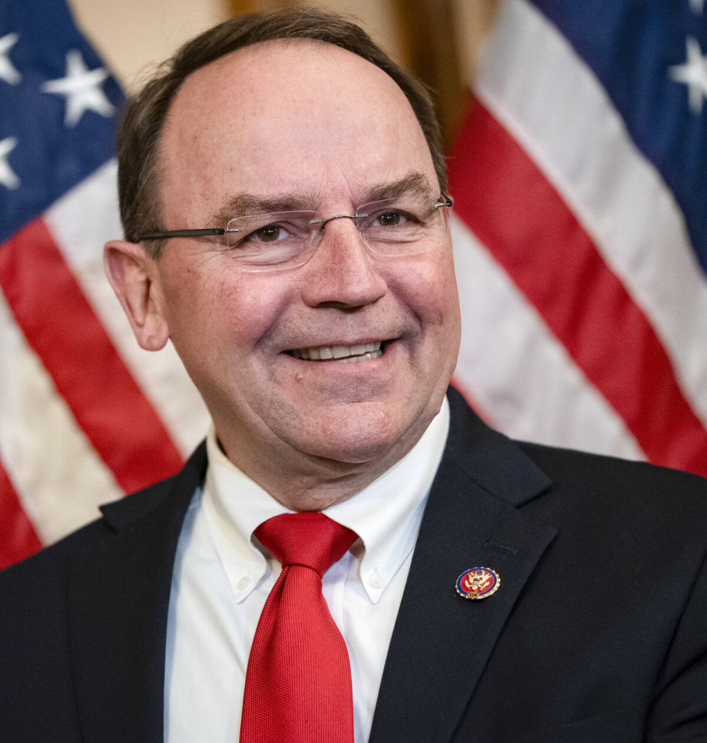 Американски законодатели изразиха подкрепа за Фалун Гонг по случай 27-ата годишнина от мирния апел в Пекин 5 Конгресменът Том Тифани (Републиканска партия, Уисконсин) участва в церемонията по полагане на клетва в Капитолия на САЩ на 19 май 2020 г. (Дрю Ангерер/Getty Images)