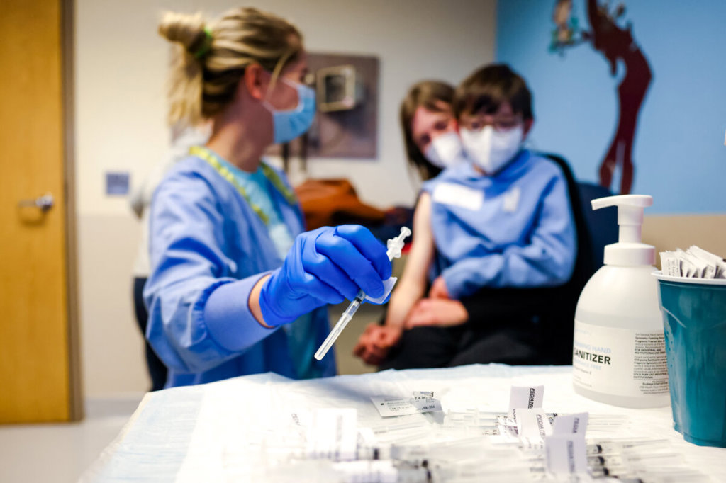 Тийнейджърите, ваксинирани срещу COVID-19, са изложени на риск от сериозни нежелани реакции след втората доза 2 Медицинска сестра се приготвя да постави COVID-19 ваксина на момче в Денвър, щат Колорадо, на 3 ноември 2021 г. (Michael Ciaglo/Getty Images)