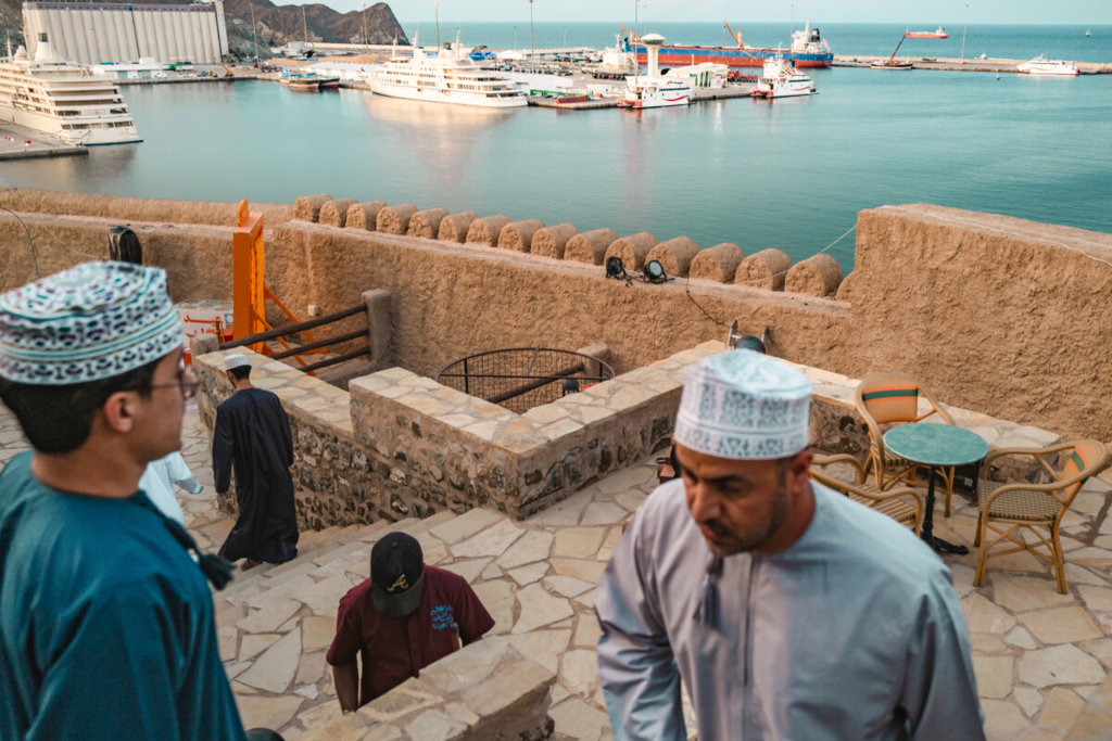 Русия забрани на производителите износа на бензин 2 Петролни танкери и бързоходни плавателни съдове са закотвени на котвена стоянка Мускат близо до Ормузкия проток, в Мускат, Оман, на 30 март 2026 г. (Елке Схолиерс/Гети Имиджис)