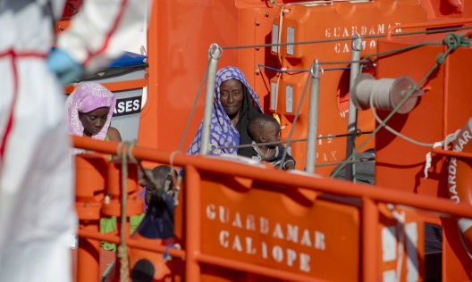 Испания узакони 500 000 нелегални имигранти с кралски указ