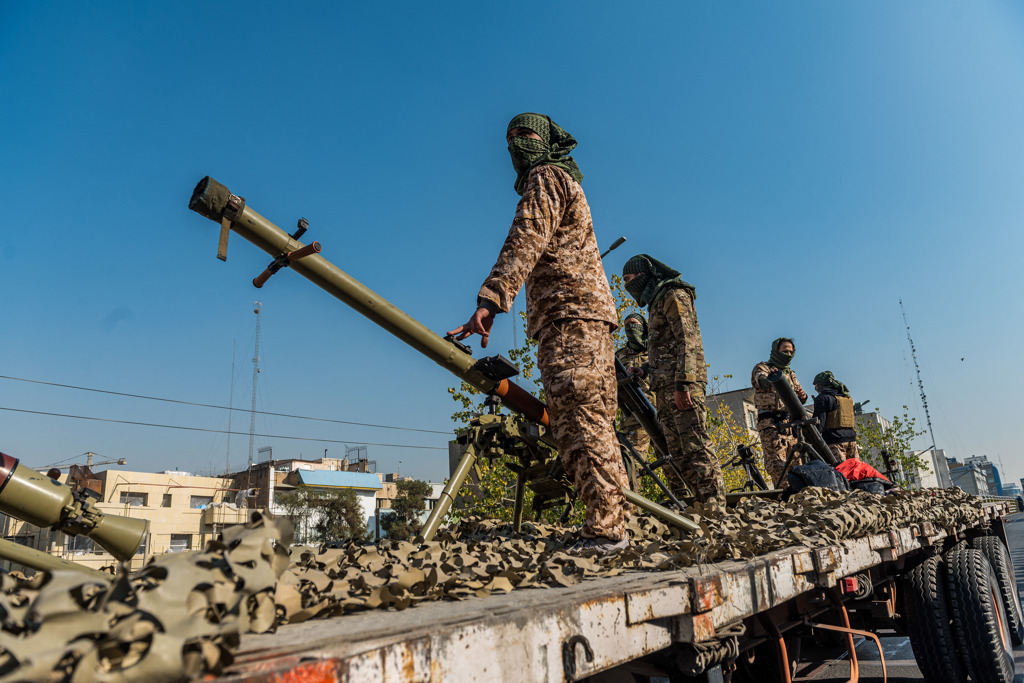 Иран атакува и завзе 2 контейнеровоза, след като Тръмп удължи примирието
