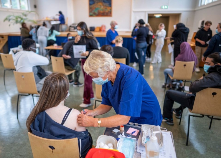 Проучване: Тийнейджъри, ваксинирани срещу COVID-19, са изложени на риск от сериозни нежелани реакции след втората доза