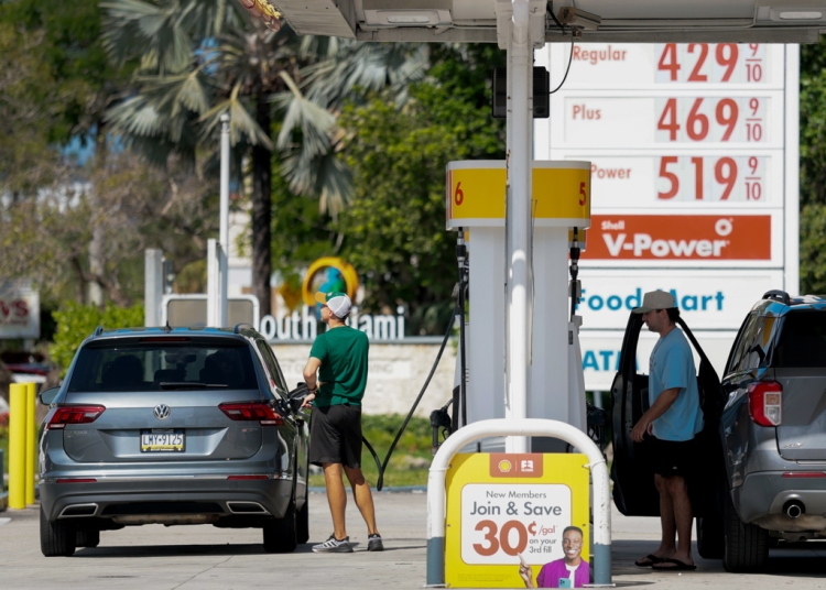Цените на горивата може да не паднат под 3 долара преди 2027 г., заяви енергийният министър