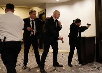 Доналд Тръмп и Мелания Тръмп са невредими след изстрели по време на гала вечеря 1 Изстрели прозвучаха по време на вечерята на кореспондентите на Белия дом, президентът беше евакуиран