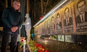 Най-малко 16 души загинаха при удари, докато годишнината от Чернобил поставя в светлината на прожекторите ядрените рискове от войната между Русия и Украйна 4 Мъж гледа мемориал, посветен на пожарникарите и работниците, загинали след ядрената катастрофа в Чернобил през 1986 г., в навечерието на 40-ата ѝ годишнина в Славутич, Украйна, на 25 април 2026 г. (Dan Bashakov/AP Photo)