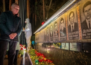 Най-малко 16 души загинаха при удари, докато годишнината от Чернобил поставя в светлината на прожекторите ядрените рискове от войната между Русия и Украйна 3 Мъж гледа мемориал, посветен на пожарникарите и работниците, загинали след ядрената катастрофа в Чернобил през 1986 г., в навечерието на 40-ата ѝ годишнина в Славутич, Украйна, на 25 април 2026 г. (Dan Bashakov/AP Photo)