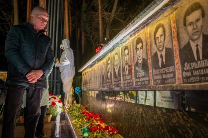 Най-малко 16 души загинаха при удари, докато годишнината от Чернобил поставя в светлината на прожекторите ядрените рискове от войната между Русия и Украйна 3 Мъж гледа мемориал, посветен на пожарникарите и работниците, загинали след ядрената катастрофа в Чернобил през 1986 г., в навечерието на 40-ата ѝ годишнина в Славутич, Украйна, на 25 април 2026 г. (Dan Bashakov/AP Photo)