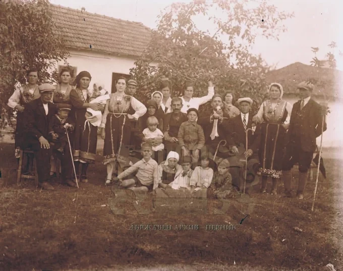 Великден в спомени на Вита Зарина, родена през 1911 г. в с. Перник 1 Родова снимка, Държавен архив - Перник