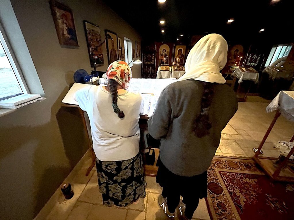 Войната в Украйна задълбочи разкола в Православната църква в САЩ 6 Две жени в традиционно руско облекло изучават ръкопис преди службата в православната църква „Свети Архангели