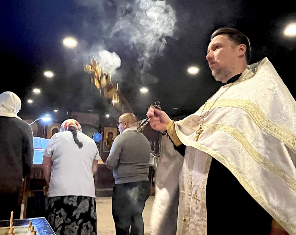 Войната в Украйна задълбочи разкола в Православната църква в САЩ 5 Отец Вадим провежда вечерна служба на руски език в православната църква „Свети Архангели