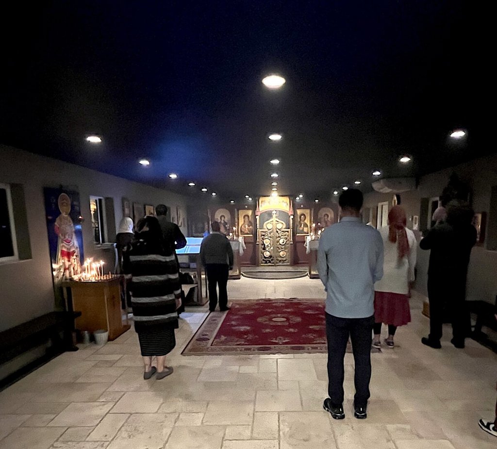 Войната в Украйна задълбочи разкола в Православната църква в САЩ 8 Енориаши се събират по време на вечерна служба в православната църква „Свети Архангели