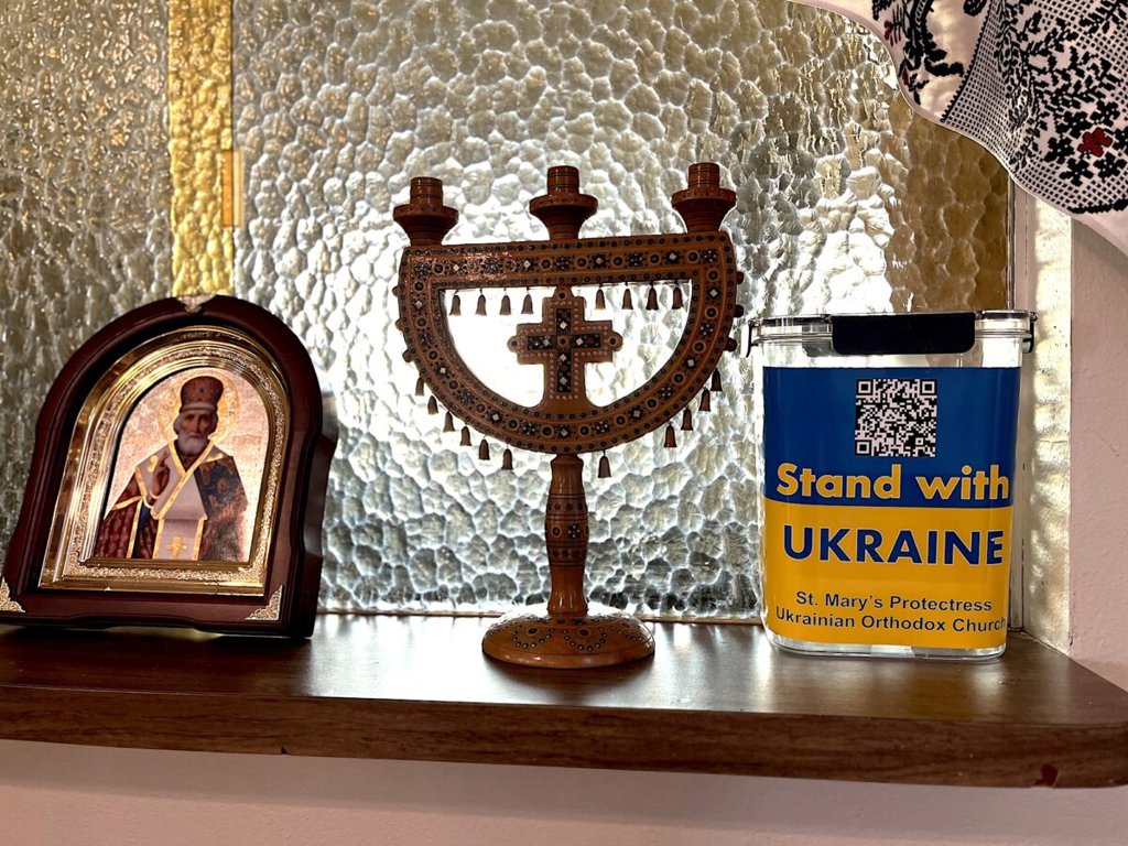 Войната в Украйна задълбочи разкола в Православната църква в САЩ 10 Кутия за събиране на дарения за помощ на Украйна стои до религиозни предмети в украинската православна църква „Свети Покров на Пресвета Богородица