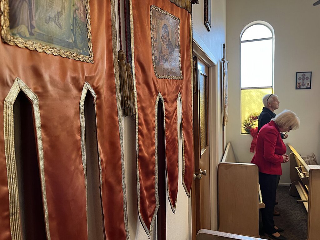 Войната в Украйна задълбочи разкола в Православната църква в САЩ 9 Енориаши четат молитви по време на съботна сутрешна служба в украинската православна църква „Свети Покров на Пресвета Богородица