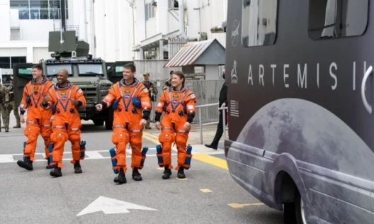 Българският космонавт Георги Иванов приветства астронавтите от „Артемис II“