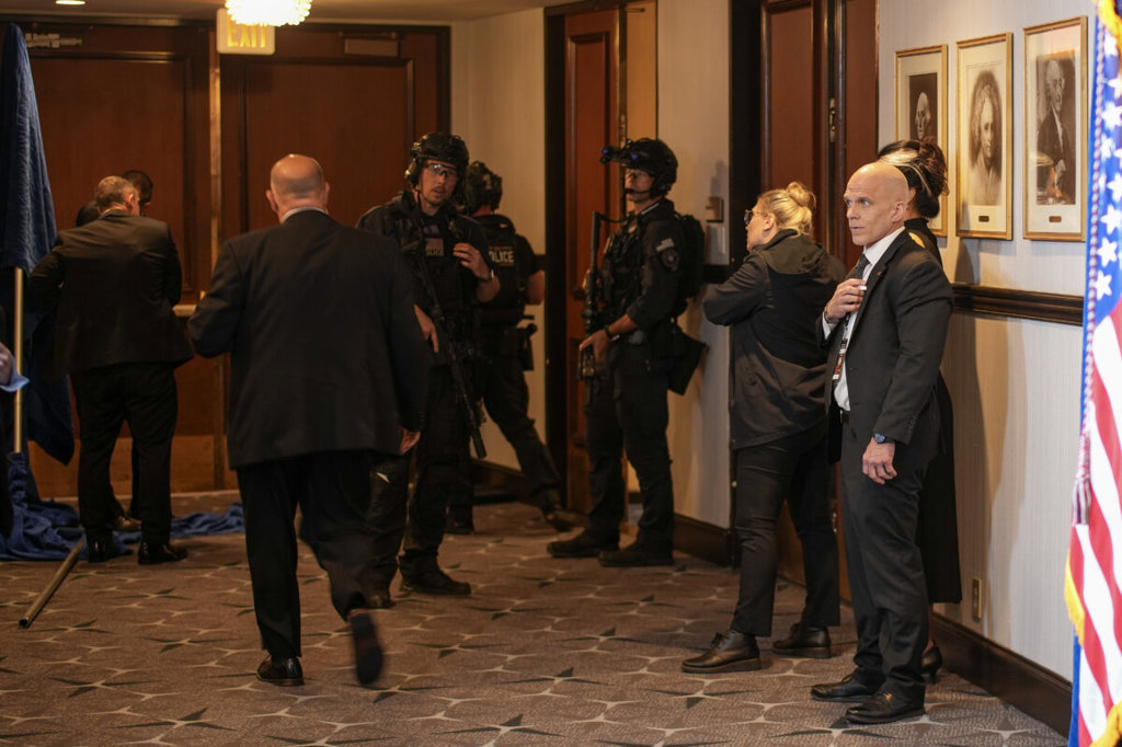 Доналд Тръмп и Мелания Тръмп са невредими след изстрели по време на гала вечеря 8 Агенти охраняват района след инцидент по време на ежегодната вечеря на Асоциацията на кореспондентите към Белия дом на 25 април 2026 г. във Вашингтон, окръг Колумбия. (Andrew Harnik/Gettyimages)