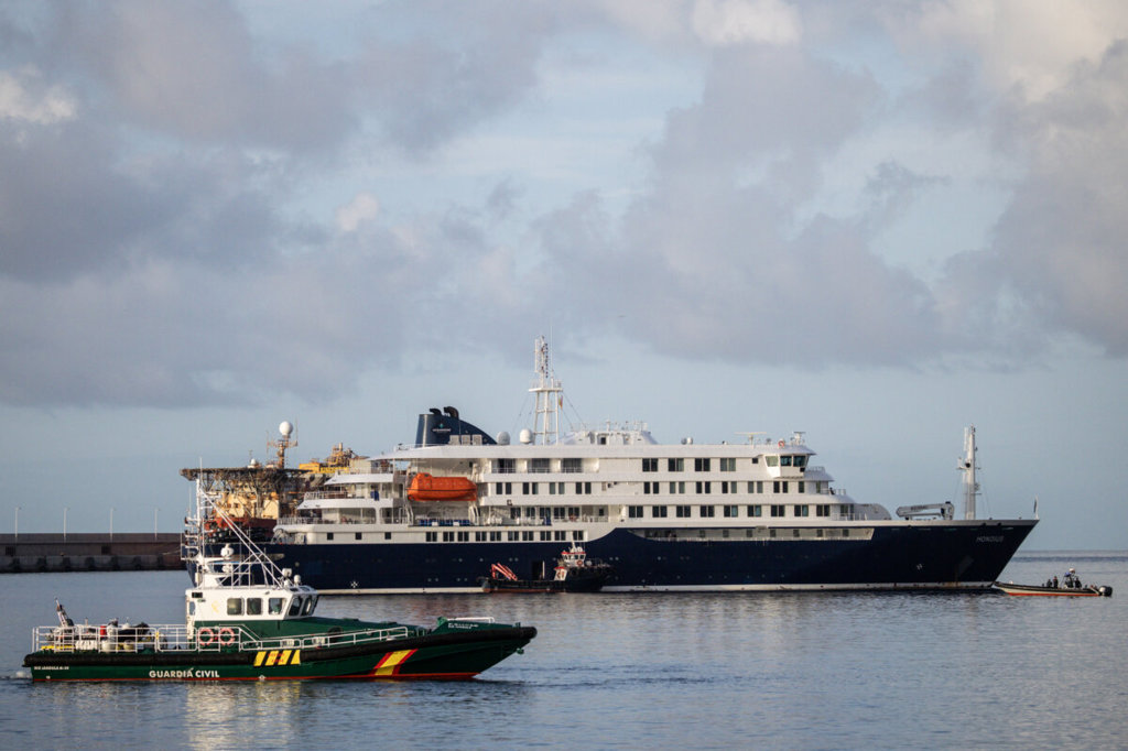 Случаите на хантавирус сред пътниците на круизния кораб MV Hondius се увеличиха 2 Лодки на Гражданската гвардия обкръжават MV Hondius след акостирането му в пристанище Гранадия в Тенерифе, част от Канарските острови, Испания, на 10 май 2026 г. (Chris McGrath/Getty Images)