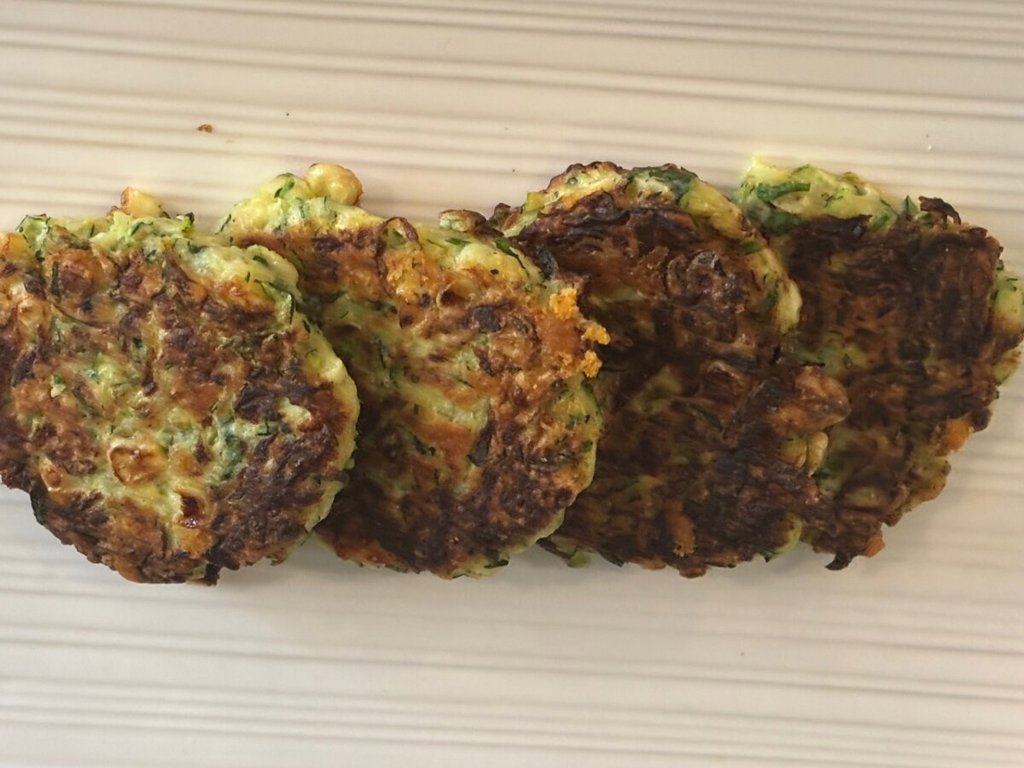 Открийте вкуса на лятото в една хапка 2 Кейковете може да поднесете самостоятелно или да ги гарнирате с разнообразни сосове. (Diane Rossen Worthington/TCA)