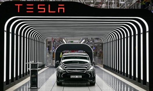 Tesla пусна функцията за напълно самостоятелно шофиране в Литва