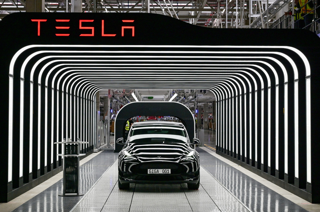 Tesla пусна функцията за напълно самостоятелно шофиране в Литва