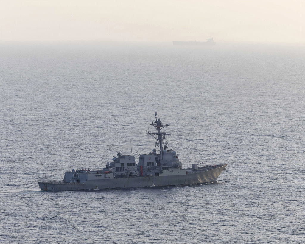 3 американски военни кораба отблъснаха ирански атаки, Тръмп заяви, че примирието все още е в сила