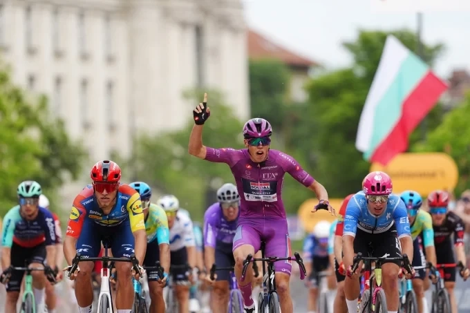 Giro d’Italia 2026 се сбогува с България с победата на Пол Мание в София