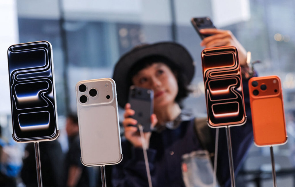Apple ще си партньорства с Intel за производство на чипове в САЩ: Тръмп 2 Жена прави селфи с iPhone в магазина на Apple в района Санлитун в Пекин, докато новата серия iPhone 17 излиза в продажба на 19 септември 2025 г. (Максим Шеметов/Ройтерс)