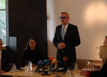 Милошев: Ръководството на НДК да върне получените възнаграждения 9 Министърът на културата Евтим Милошев на пресконференция в галерия „Средец, изнасяйки данни за финансовото състояние и управлението на НДК