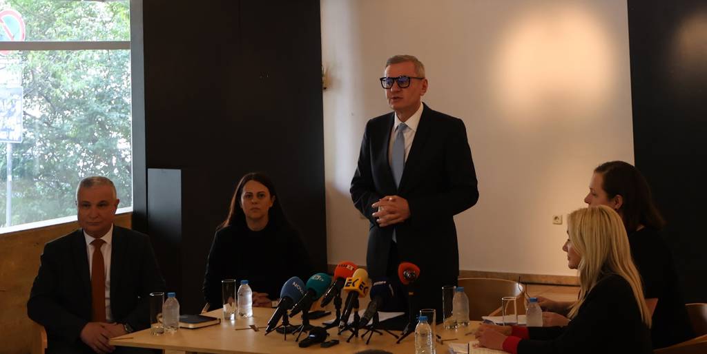 Министърът на културата Евтим Милошев на пресконференция в галерия „Средец, изнасяйки данни за финансовото състояние и управлението на НДК