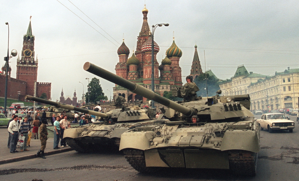 Докато светът помни Тянанмън, напрежението в Китай се засилва 5 Съветски армейски танкове, паркирани до Спаската кула (вляво) — вход към Кремъл — и катедралата „Свети Василий
