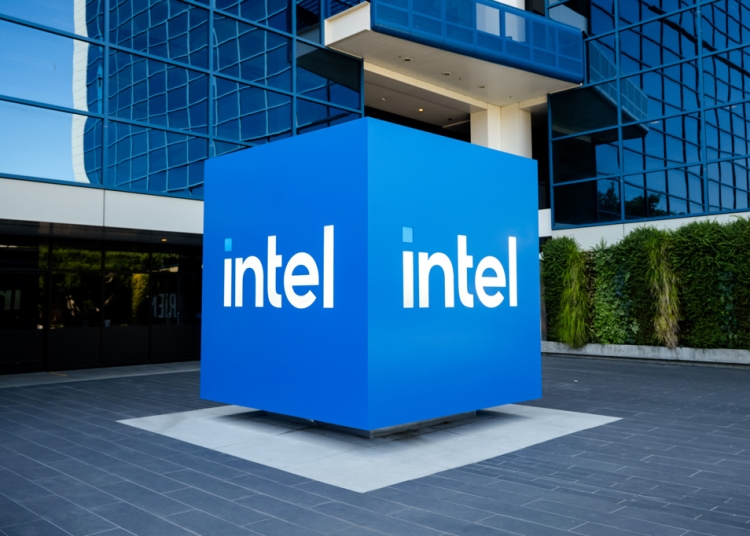 Apple ще си партньорства с Intel за производство на чипове в САЩ: Тръмп