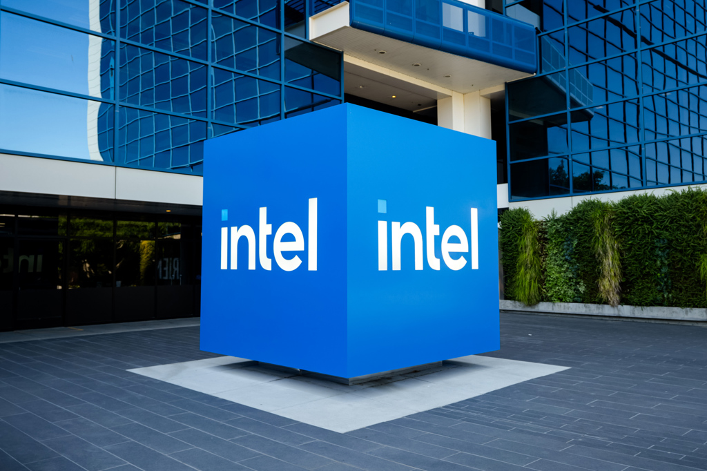 Apple ще си партньорства с Intel за производство на чипове в САЩ: Тръмп