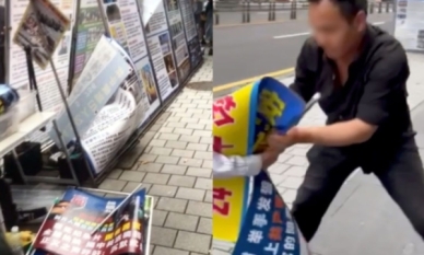 Трима мъже нападнали практикуващи Фалун Дафа в Южна Корея 1 Трима мъже нападнали практикуващи Фалун Гонг пред магазин за безмитни стоки в Южна Корея